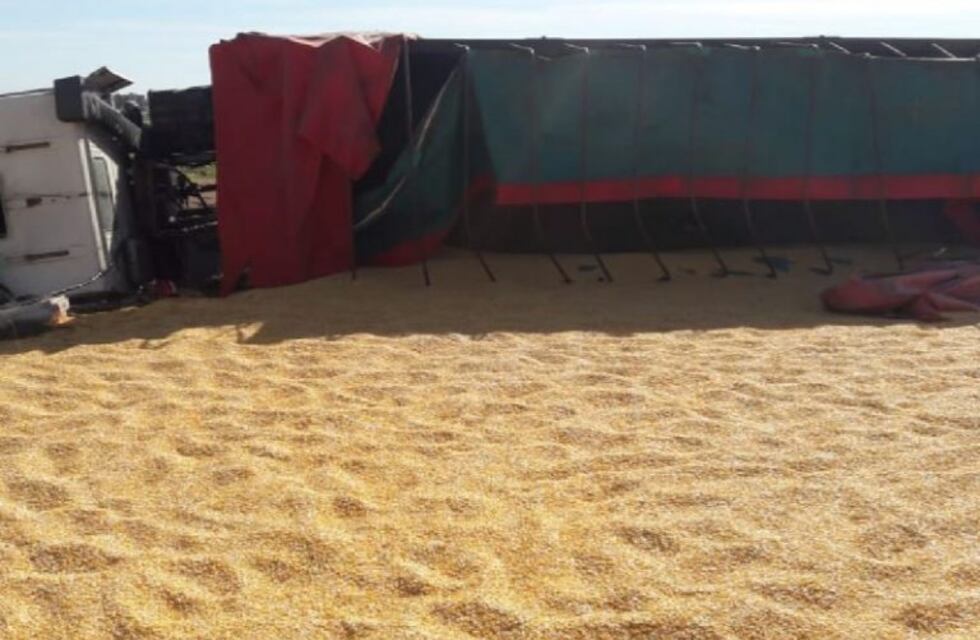 San Francisco: volcó un camión cargado con maíz en grano