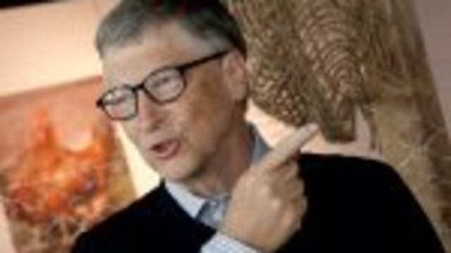 Billionaire philanthropist and Microsoft's co-founder Bill Gates speaks to the media, in front of a chicken coop set up on the 68th floor of the 4 World Trade Center tower, in Manhattan, New York, U.S., June 8, 2016,  while announcing that he is donating 100,000 chicks to developing countries with the goal of ending extreme poverty.  REUTERS/Mike Segar eeuu nueva york Bill Gates fundador de microsoft dona 100.000 pollos a paises en vias de desarrollo donacion pollos gallinas aves a paises pobres