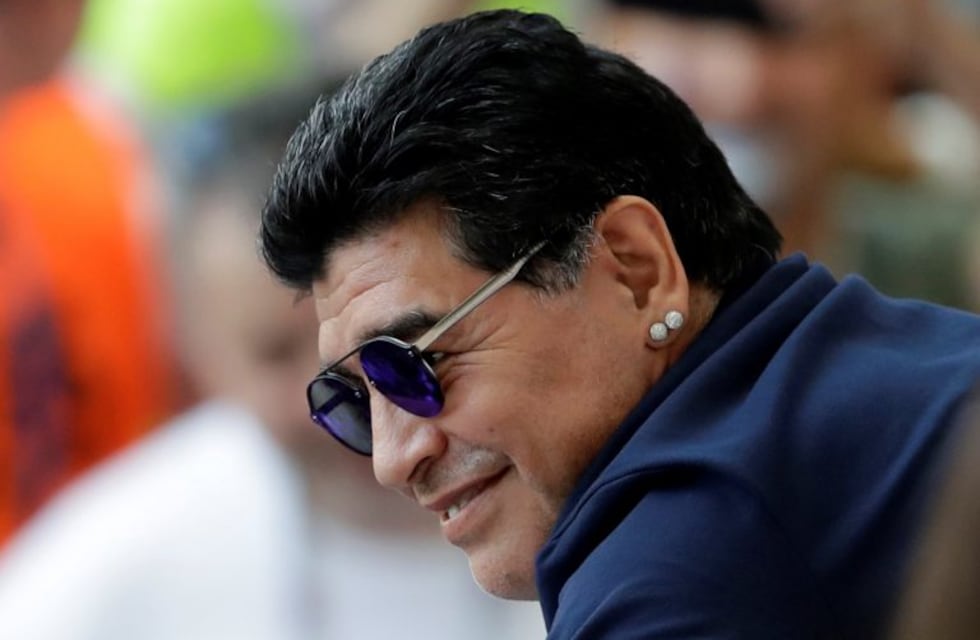 Diego Maradona oficializó su vínculo con Gimnasia Esgrima La Plata y prometió "trabajar con alma y vida por el 'Lobo'"