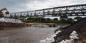 La base de la estructura quedó colocada este domingo donde antes estaba una alcantarilla\u002E (Melissa Argüello)