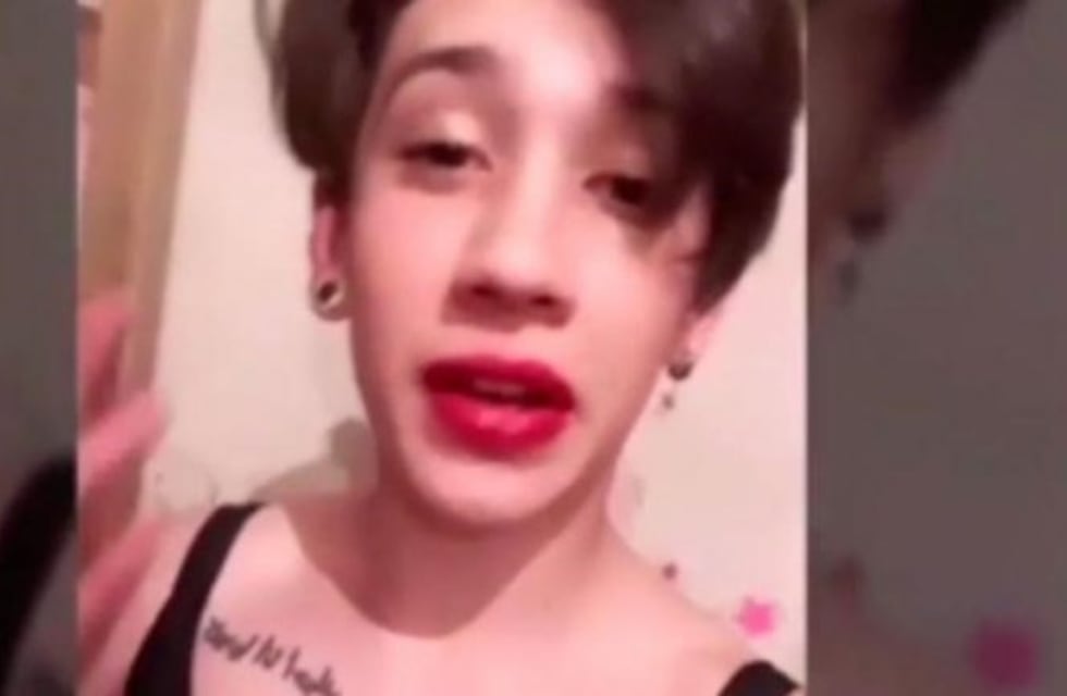 De pie: se burlaron de su hermanito por "gay" y él se vistió de mujer para defenderlo