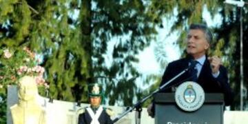 BAS25. BUENOS AIRES (ARGENTINA), 24/01/2017.- Fotografu00eda cedida por la Presidencia de Argentina, del mandatario Mauricio Macri, quien habla hoy, martes 24 de enero de 2017, durante un homenaje al Bicentenario del Cruce de la cordillera de los Andes por pa