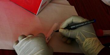Bangalore (India), 25/04/2020\u002E- An Indian doctor labels a vial containing a sample collected from a person during COVID-19 routine testing at a hospital in Bangalore, India, 25 April 2020, during the coronavirus disease (COVID-19) pandemic\u002E Indian Prime Minister Narendra Modi announced on 14 April that the country's initial 21-day lockdown will be extended until 03 May in a bid to quell the widespread of the novel coronavirus\u002E EFE/EPA/JAGADEESH NV