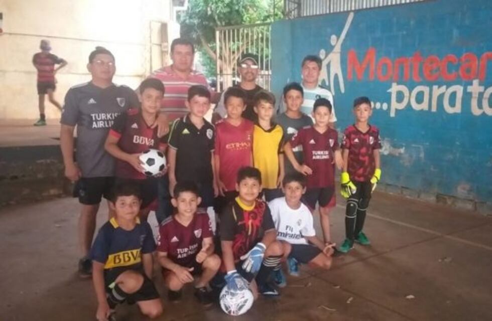Montecarlo: escuelas barriales de fútbol infantil reciben elementos deportivos