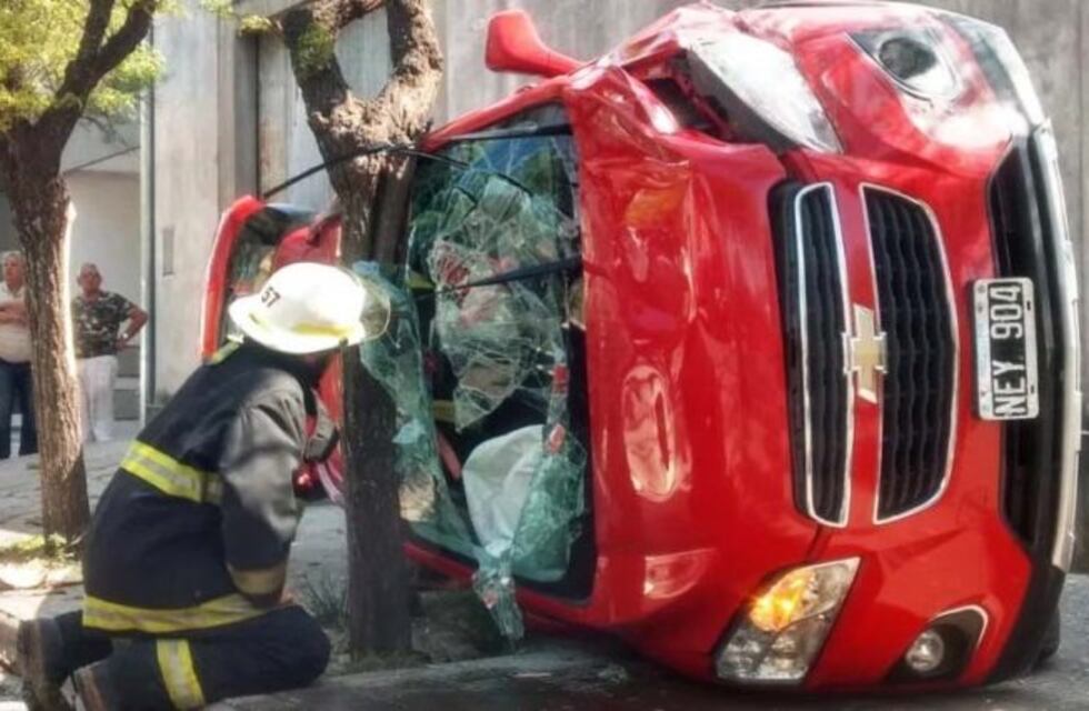 Volcó espectacularmente en General Pico y quedó en la vereda del chapista