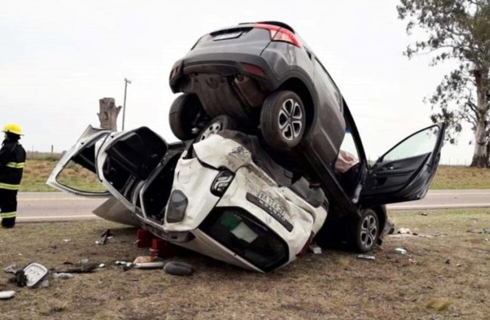 Asombroso accidente: dos camionetas quedaron montadas luego de chocar