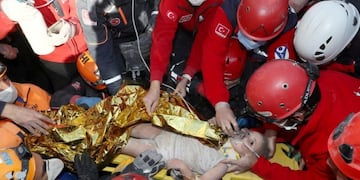 Ayda Gezgin, de tres años, fue rescatada de los escombros en Turquía (AFAD / REUTERS)