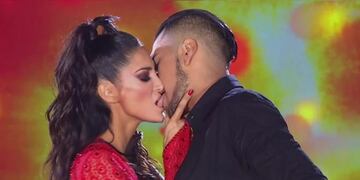 EL beso de Silvina Escudero y Jonathan Lazarte (Web)