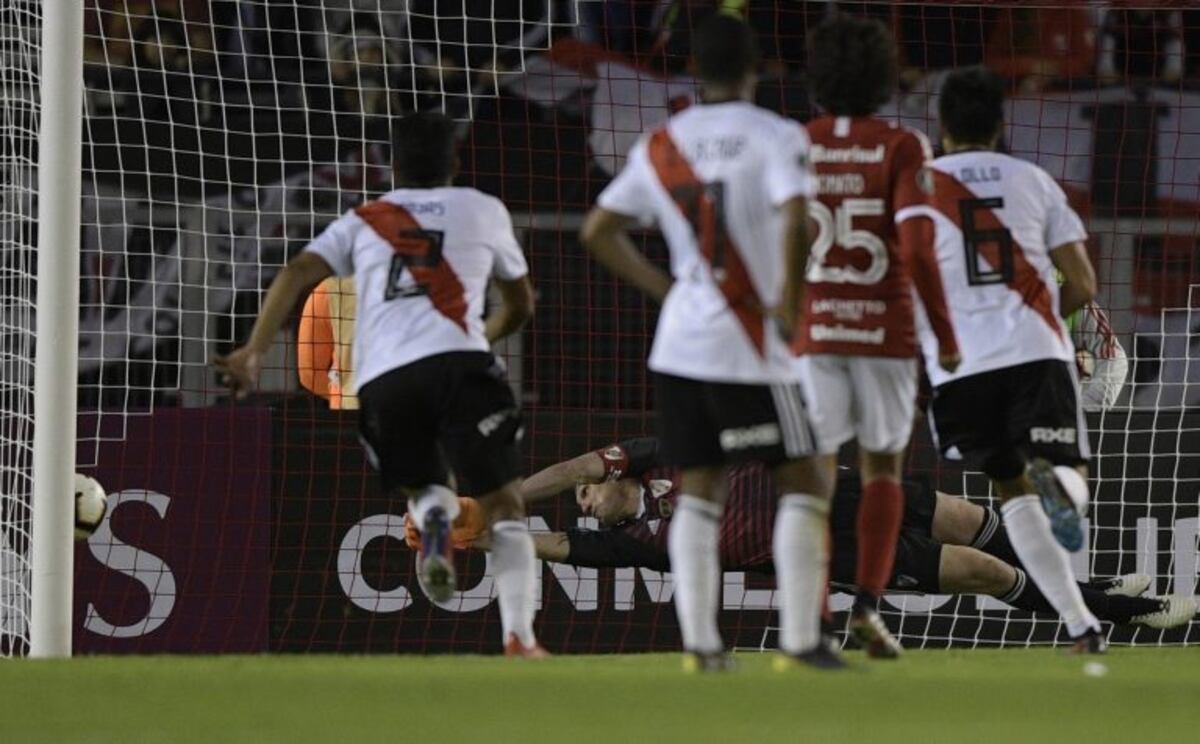 Argentina's River Plate goalkeeper Franco Armani can't prevent Brazil's Internacional forward Rafael Sobis (out of frame) from scoring a penalty during their Copa Libertadores group A football match at the Monumental stadium in Buenos Aires, on May 7, 2019\u002E (Photo by Juan MABROMATA / AFP)
