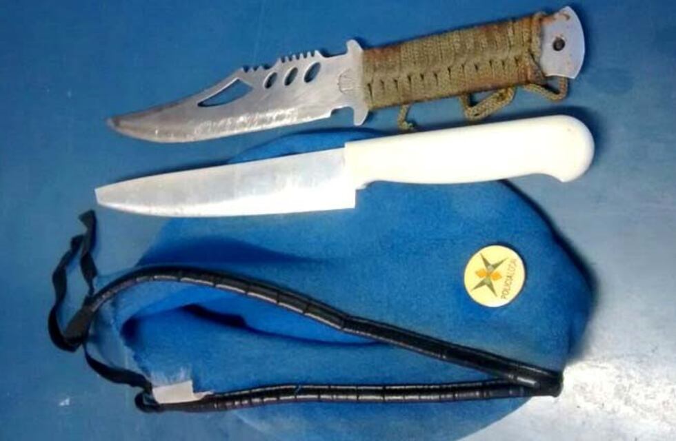 Les robaron una moto y fueron detenidos al intentar recuperarla con armas blancas en su poder