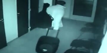 El robo quedó registrado por las cámaras de seguridad\u002E (Captura)