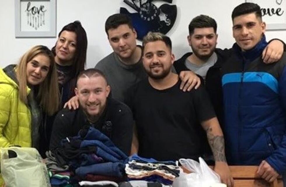 Peluqueros de Arroyito cortaron el cabello para ayudar al niño que padece piel de cristal