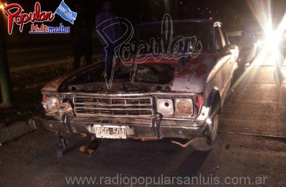 Un motociclista herido tras chocar con un auto