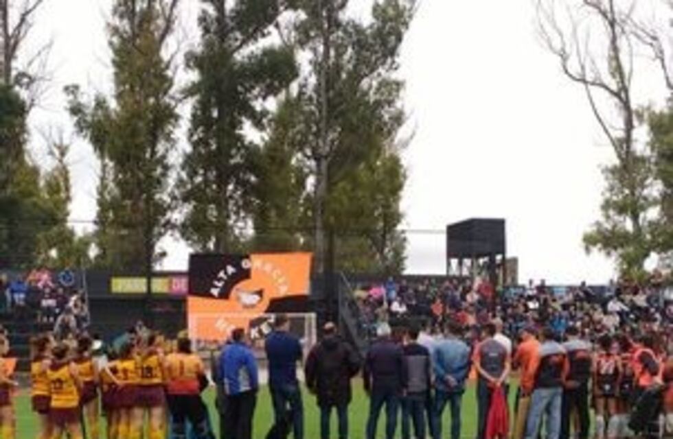 El equipo femenino de hockey del AGR debutó en la cancha de césped sintético del Parque Deportivo