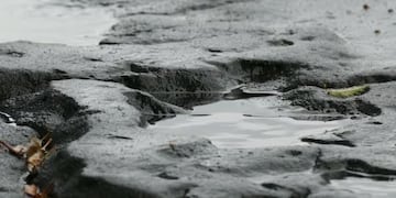 Un vecino de Paraná se puso a pescar en uno de los pozos del asfalto