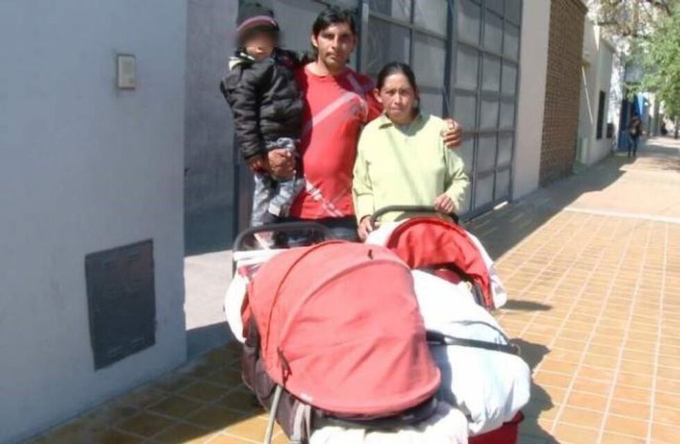 Desesperado pedido de una familia que vive en la calle con un bebé