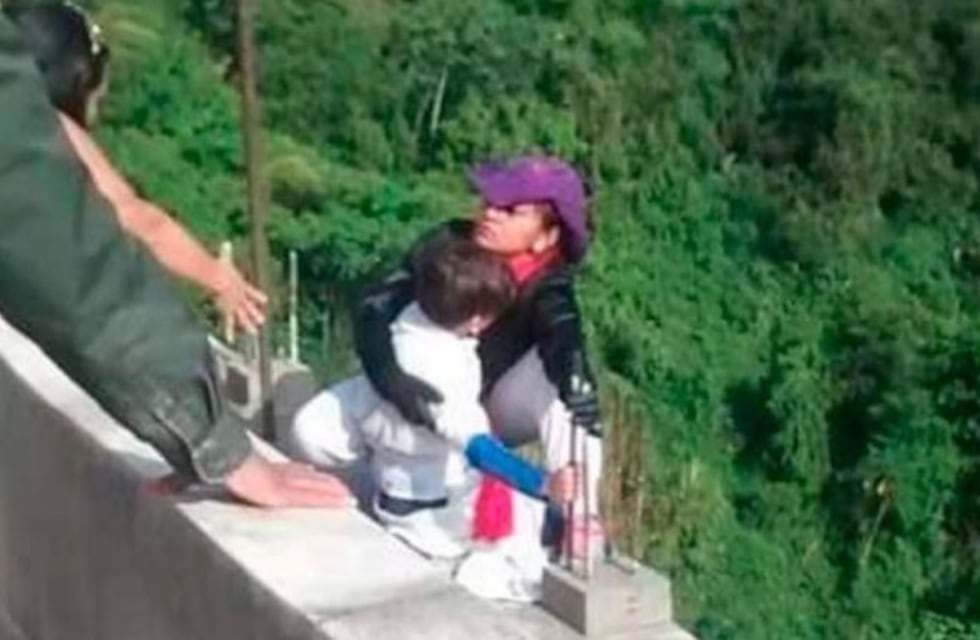 Escalofriante: se arrojó de un puente con su hijo en brazos