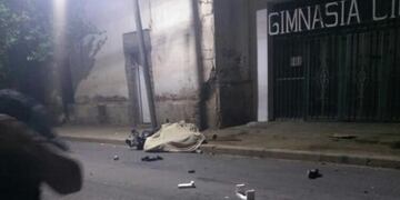 Camión de bomberos embistió y mató a un motociclista al esquivar un móvil policial