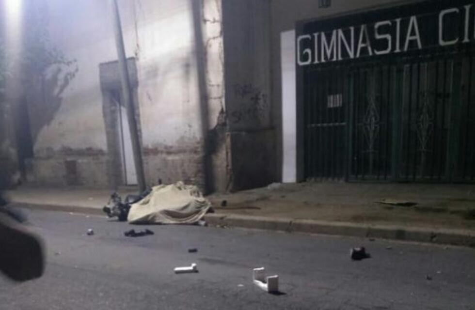 Por esquivar a un móvil policial los bomberos embistieron a un motociclista