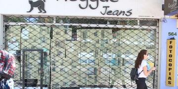 Un grupo de ladrones desvalijó en local de ropa en pleno centro mendocino\u002E