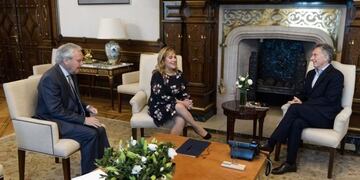 La senadora por Tierra del Fuego Miriam Boyadjian con Mauricio Macri\u002E