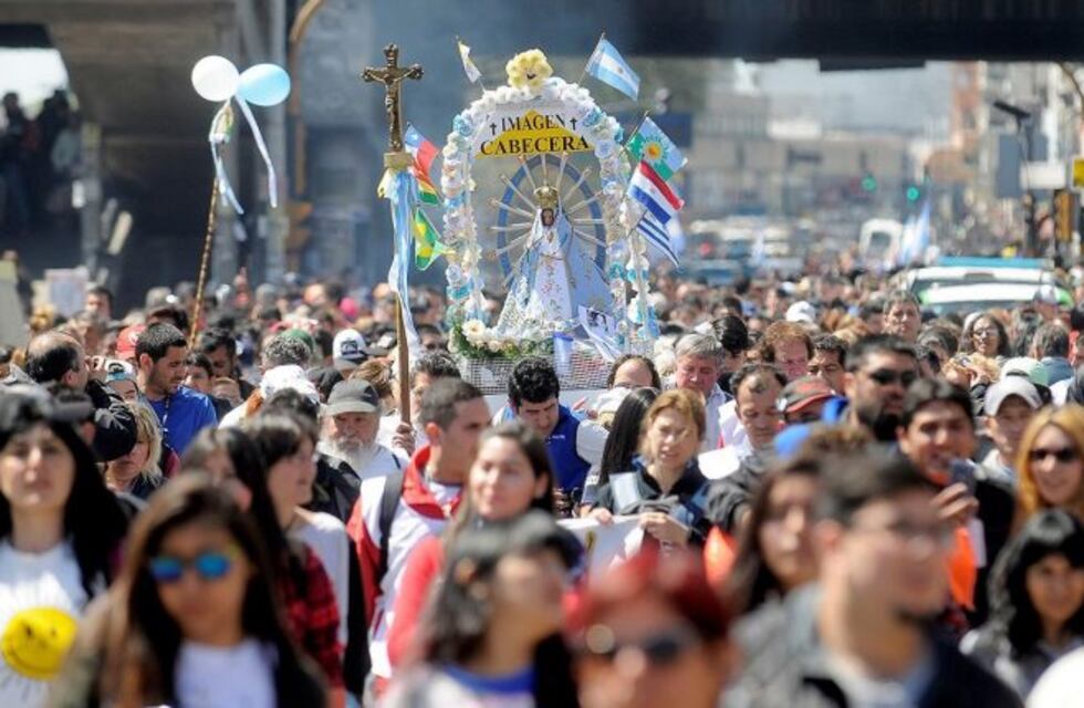 Miles de jóvenes peregrinaron hacia la Basílica de Luján