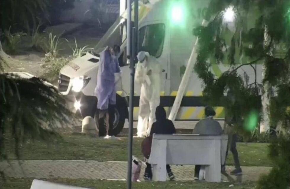 Caseros: tres internados por coronavirus escaparon de la clínica y se fueron a una plaza a comer pizza