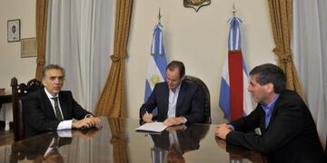 Bordet firmó la demanda contra los decretos de Macri