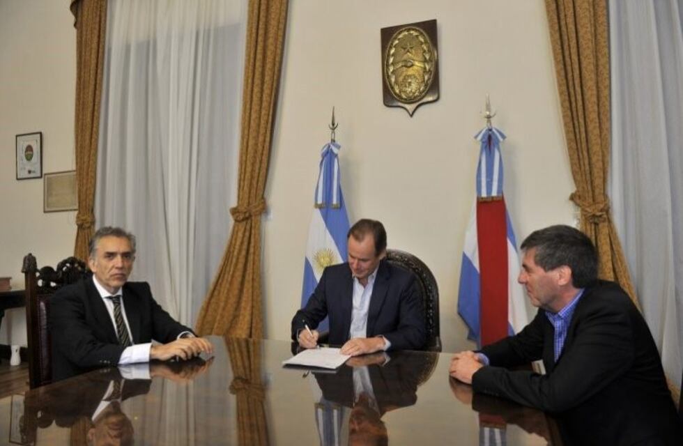 Bordet firmó la demanda contra los decretos de Macri