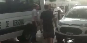 Dicusión de vecinos por el agua en las calles de ARroyito