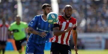 Manuel Guanini disputa el balón con Edward López (Foto: EFE/ Demian Alday Estévez)