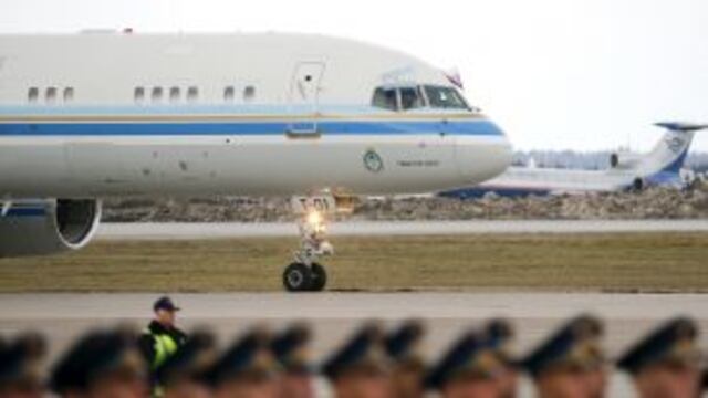 Flags of Russia (R) and Argentina are attached to a cabin of the plane of Argentina's President Cristina Fernandez shortly after the landing at Moscow's Vnukovo airport, April 21, 2015. Fernandez is in Russia for an official visit. REUTERS/Maxim Shemetov