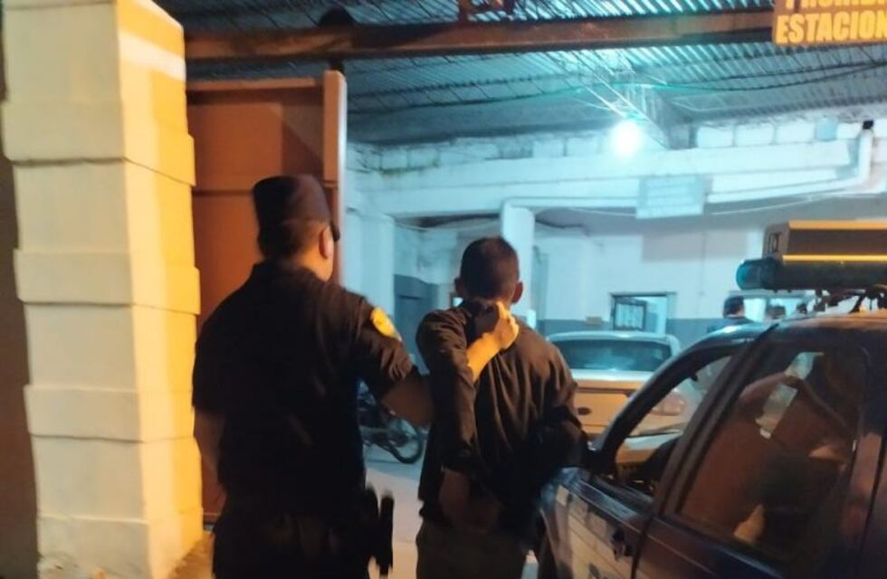 Robaron bebidas alcohólicas de un bar y las consumieron en la vereda del frente