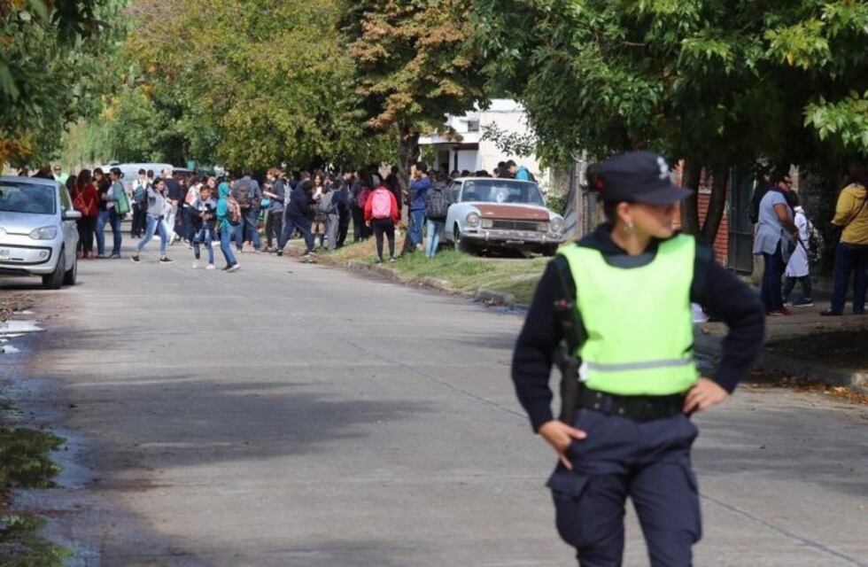 Volvieron las amenazas de bomba en Berisso y tuvieron que evacuar una escuela