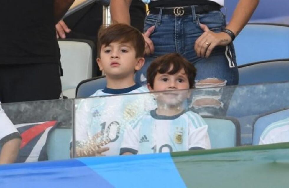 Mateo Messi arrancó desde temprano con las travesuras en la previa ante Brasil