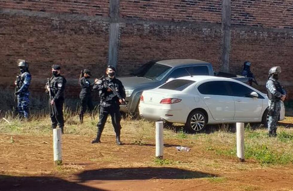 San Vicente: hallaron automóviles preparados para contrabando