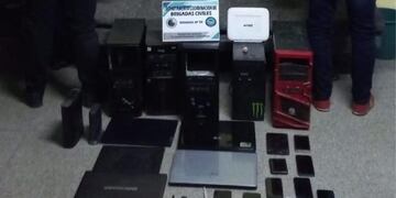 La familia asegura que se llevaron sus computadoras y nadie les da respuestas.