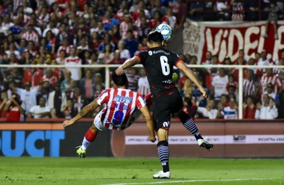 Unión golpeó de entrada y luego venció a Huracán en un final abierto