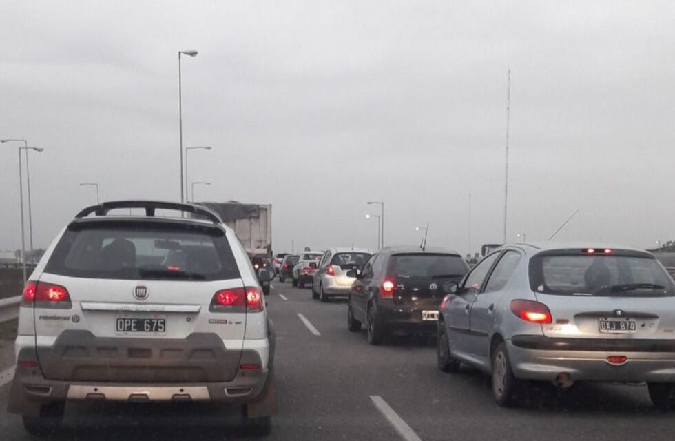 Largas colas de autos en la Circunvalación por una protesta de la UOM
