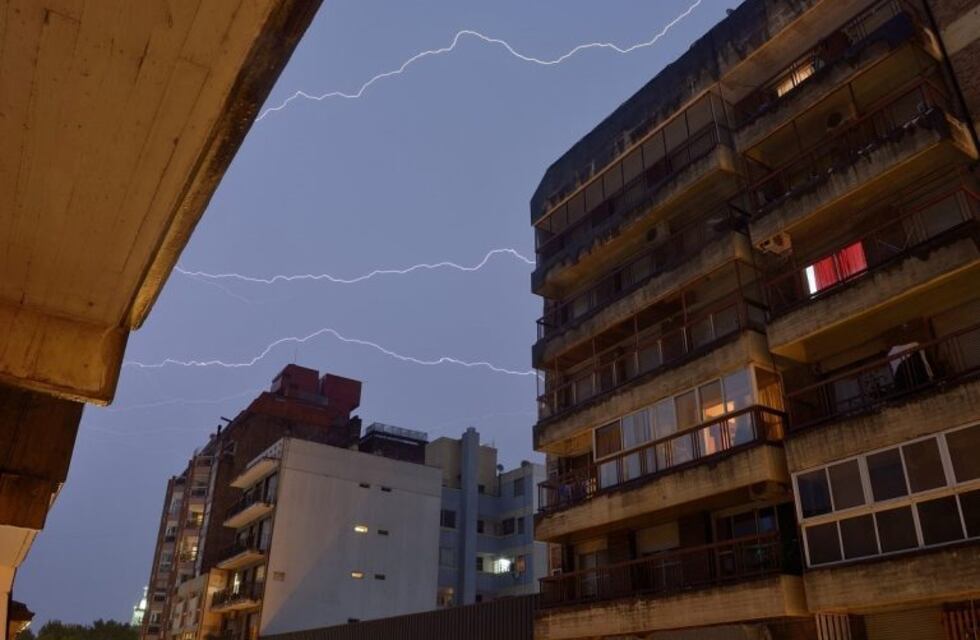 Calles anegadas y cortes de luz por el fuerte temporal en Rosario y la región