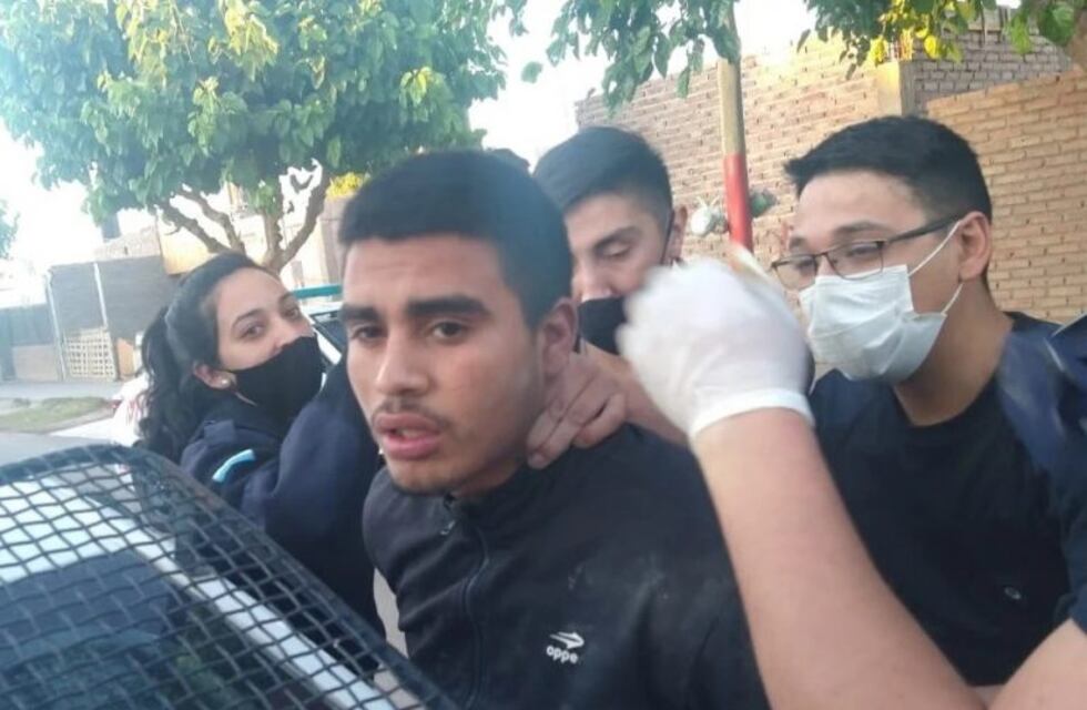 Delincuentes abordaron a un remisero, le pusieron un arma en la cabeza y le balearon el auto