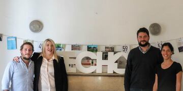 La gobernadora firmando convenio con \