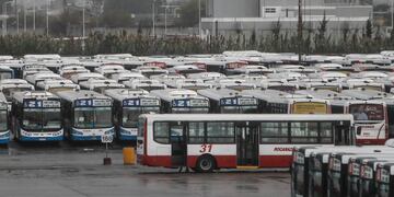 AME7587\u002E BUENOS AIRES (ARGENTINA), 04/05/2020\u002E- Vista este lunes de un parqueadero de buses de transporte público en Buenos Aires (Argentina)\u002E Preocupadas por el aumento de casos del COVID-19 en la capital argentina, las autoridades dispusieron este lunes la obligatoriedad de cubrir la nariz, la boca y el mentón cada vez que un ciudadano salga a la calle, bajo el riesgo de aplicar fuertes multas que van de 10\u002E700 a 79\u002E180 pesos (155 a 1\u002E150 dólares) a quienes no lo usen\u002E EFE/Juan Ignacio Roncoroni
