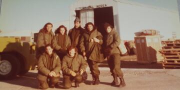 Las MUJERES desarrollaron un papel de apoyo y contención durante todo el conflicto ya sea en los Buques que operaron como Hospitales o bien en el Continente como medicas, enfermeras o cursantes de estas carreras visitando y asistiendo a los heridos