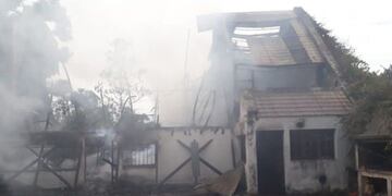Casa incendiada en San Lorenzo, Salta\u002E (Web)