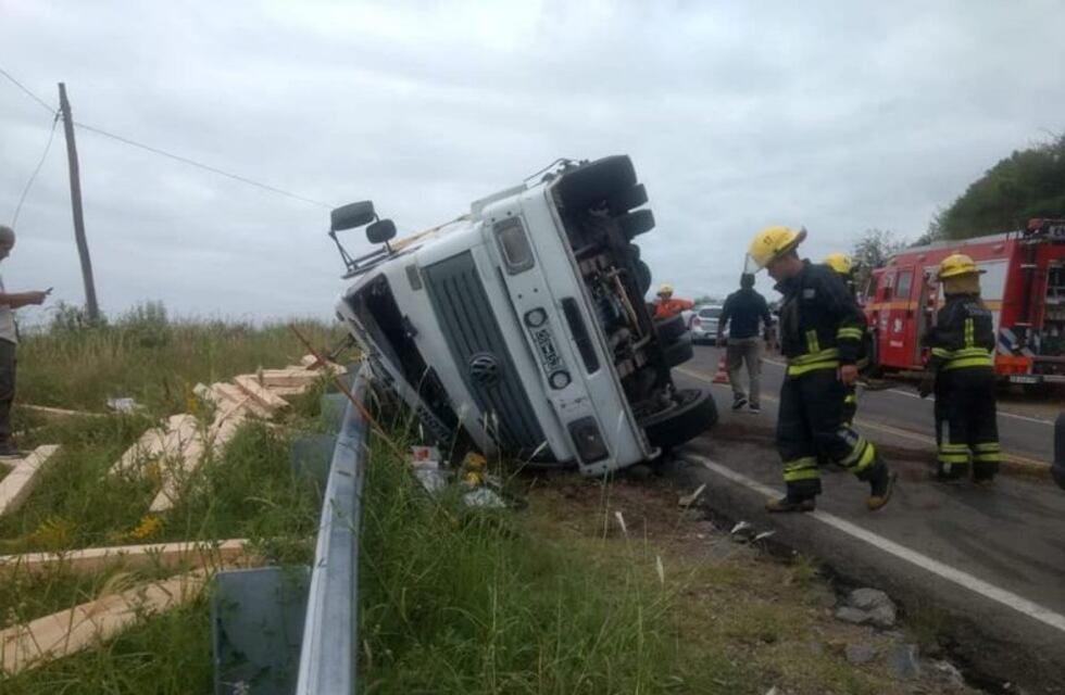 Camión cargado con maderas se dio vuelta cerca del Puente Arroyo las Vacas