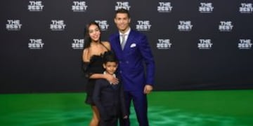 Cristiano Ronaldo posa junto a su novia Georgina Rodriguez y su hijo, Cristiano Ronaldo Jr. / AFP PHOTO / MICHAEL BUHOLZER