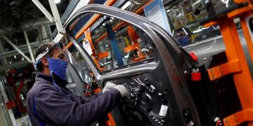 FILE PHOTO: A Volkswagen assembly worker works an Amarok model using personal protective equipment, as the automaker reopened its plant with measures to avoid the spread of the coronavirus disease (COVID-19), at the Assembly Plant in General Pacheco, in the outskirts of Buenos Aires, Argentina May 29, 2020\u002E REUTERS/Agustin Marcarian/File Photo