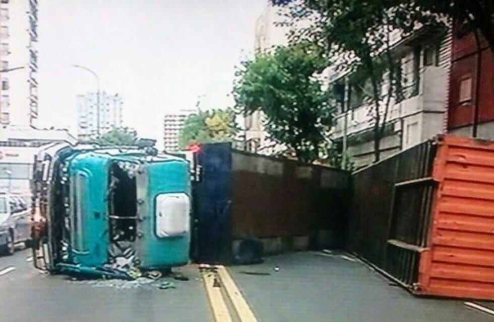 Volcó un camión en La Boca y cayó sobre un auto