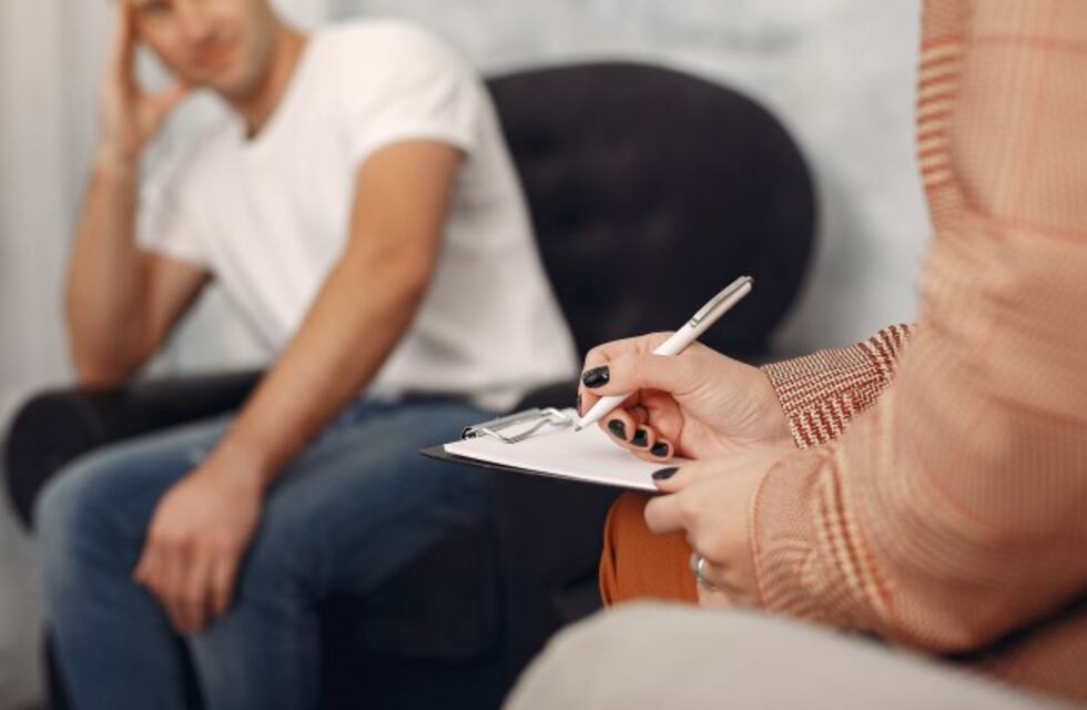 ¿Cuáles son las dificultades que enfrentan aquellos que necesitan atención psicológica en Carlos Paz?